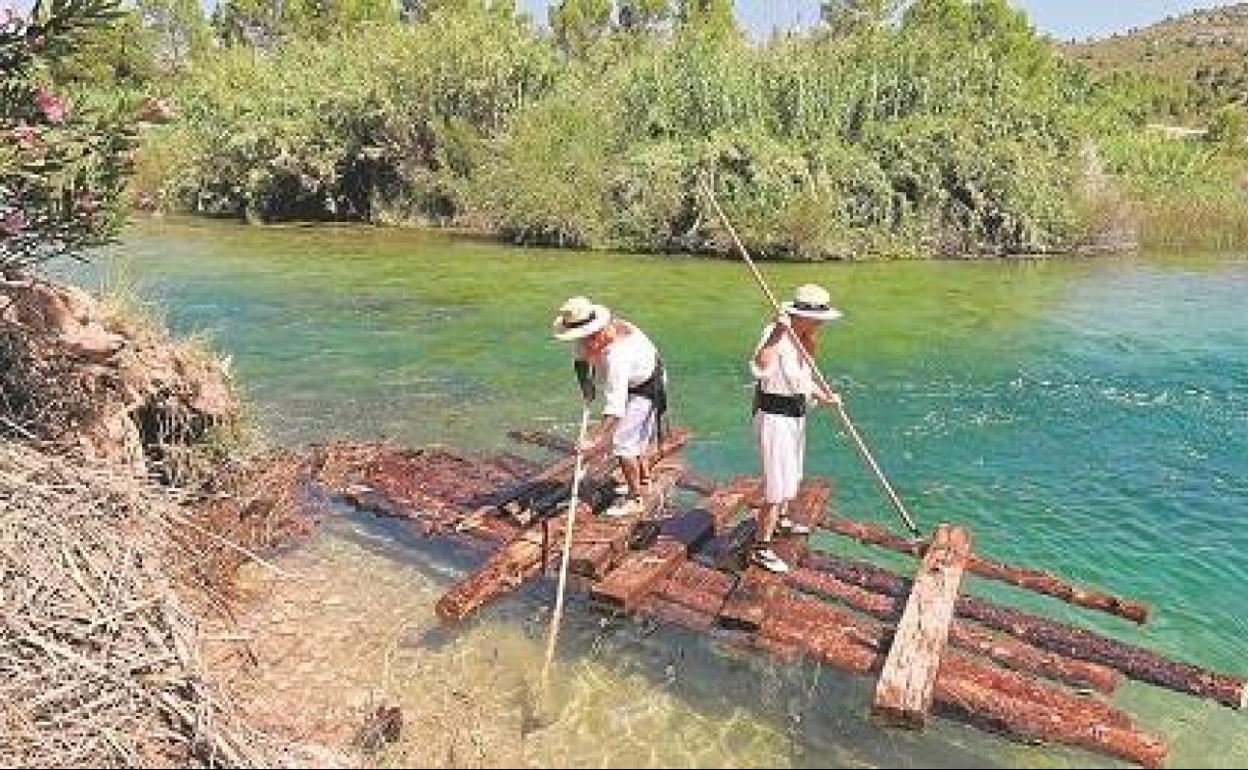 Dos gancheros en la 'maerà' de Antella. 