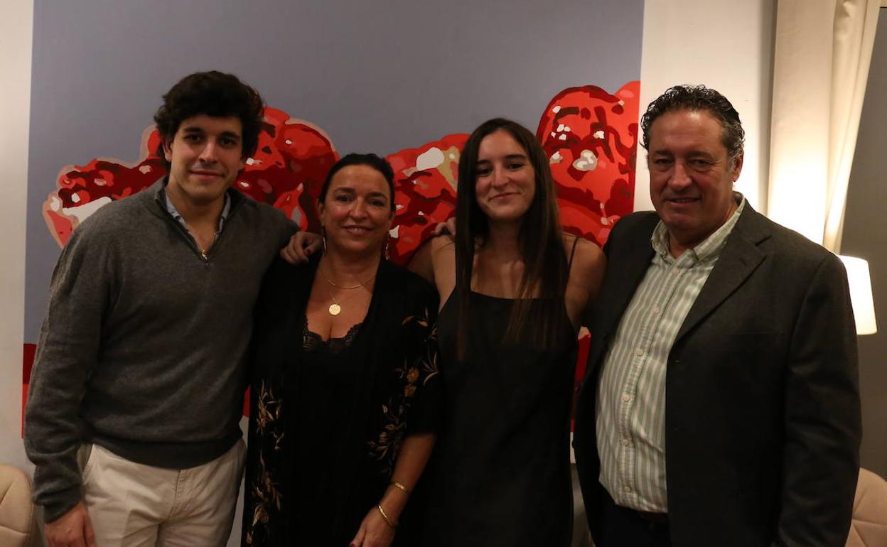 María García de la Riva con su marido, Javier Ferrer, y sus hijos, Pepe y Lucía.