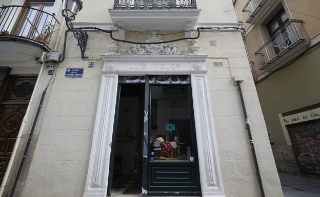 Fachada de la histórica tienda en el edificio concebido por González Davó. 