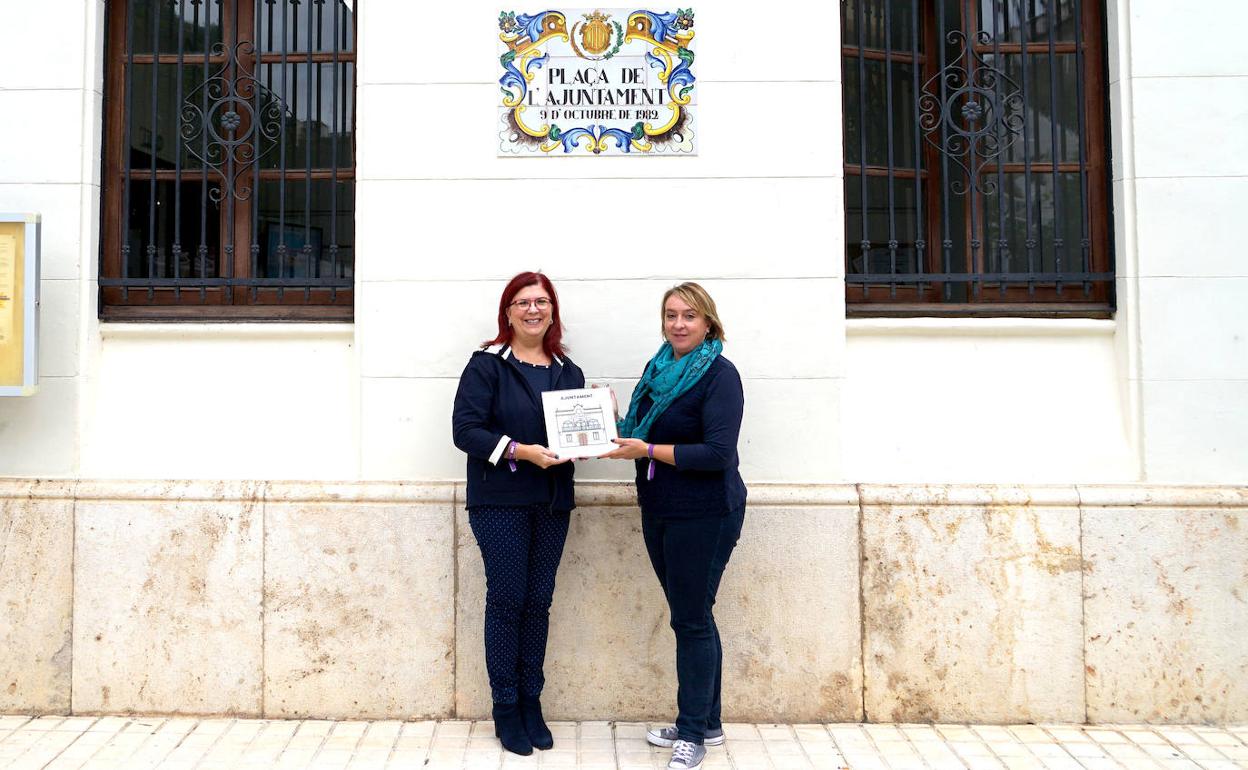 La alcaldesa, Eva Sanz, y la concejala Carmen Elvira Albors, sostienen un pictograma. 