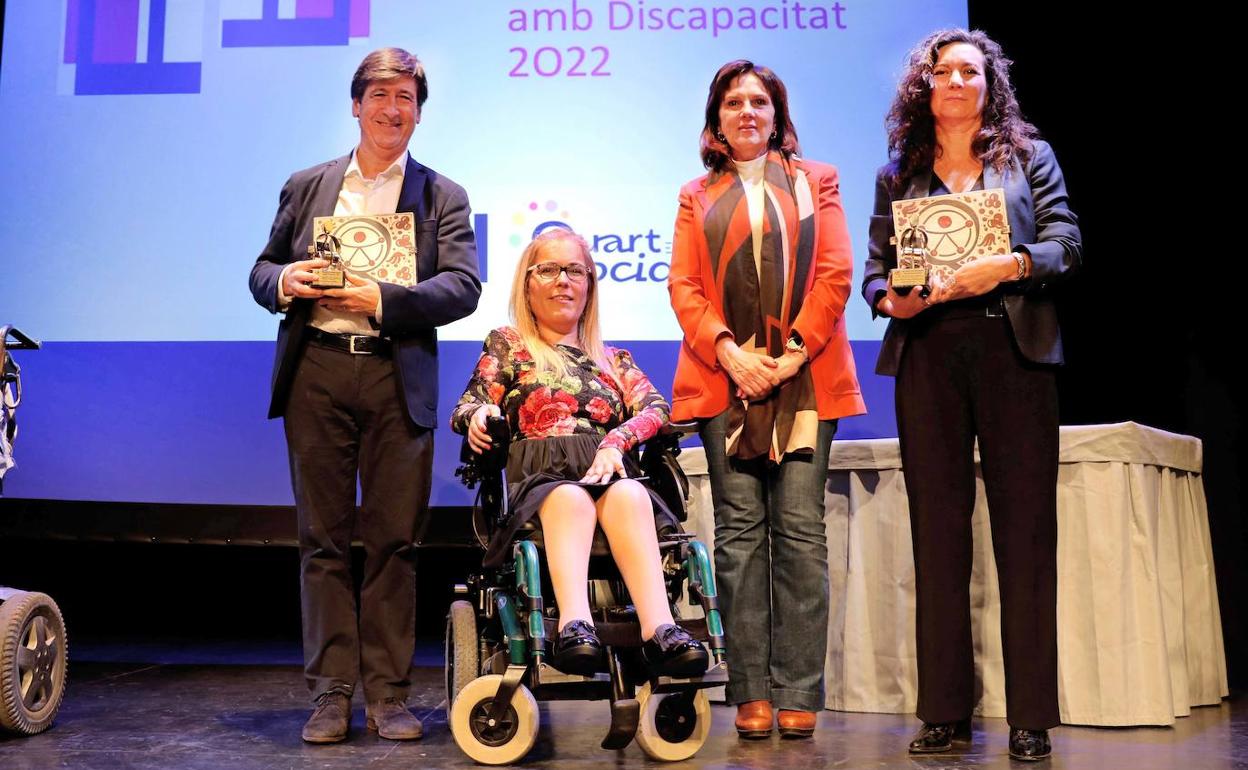 La alcaldesa, Carmen Martínez y la presidenta de Qusiba, Loli Agea, con los premiados. 