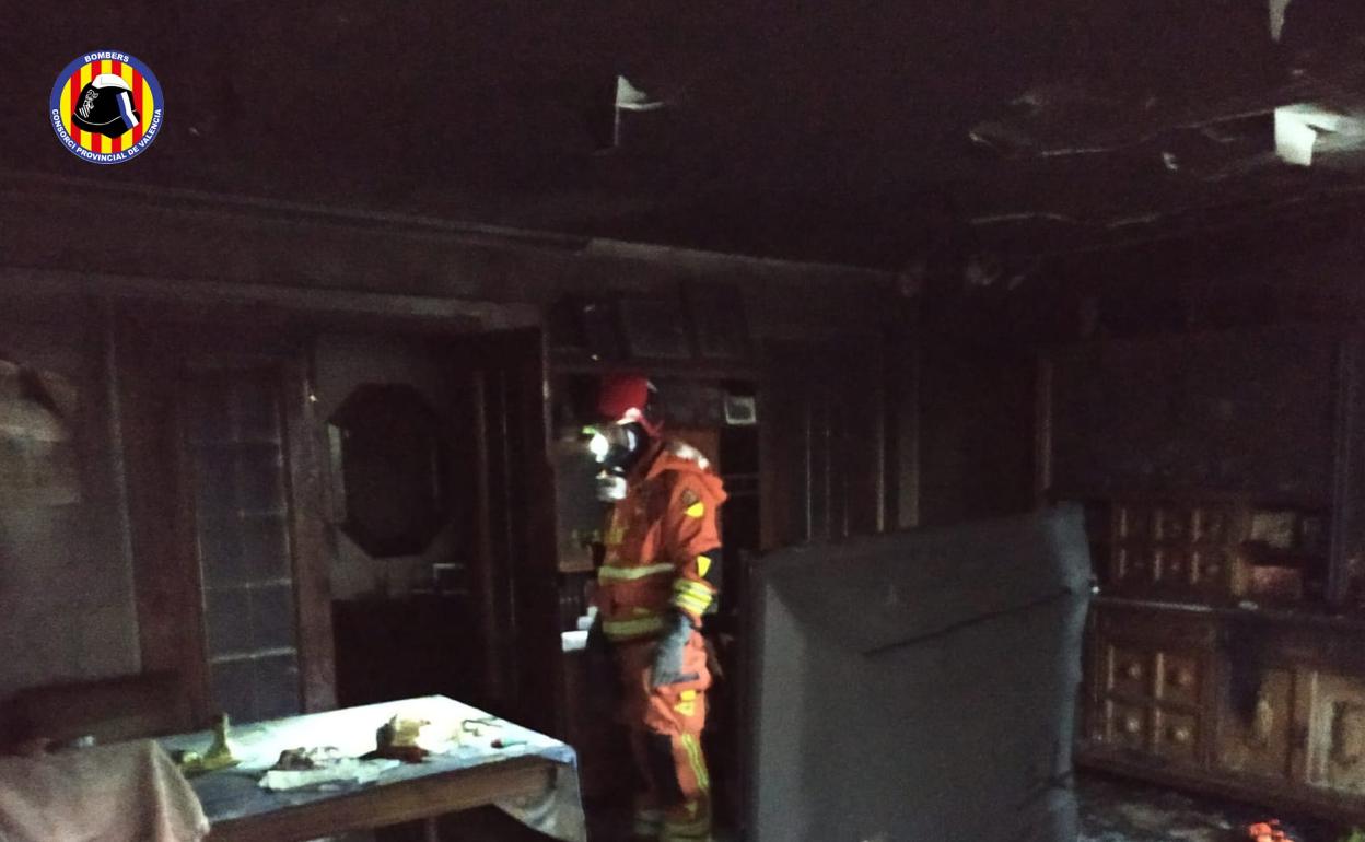 Bomberos dentro de la casa incendiada. 