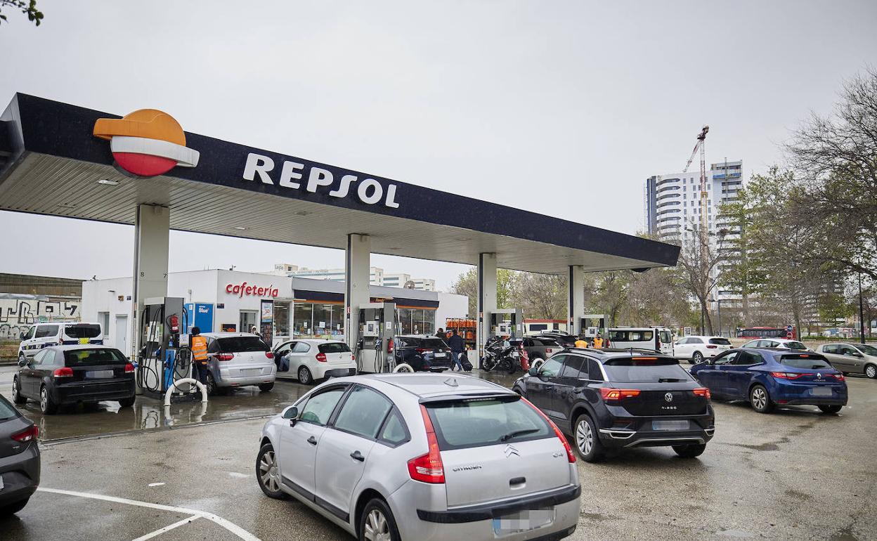 Varios coches esperan para repostar en una gasolinera. 