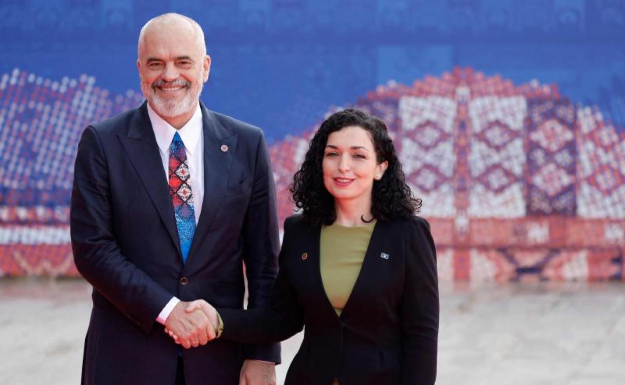 El primer ministro de Albania, Edi Rama, este martes en Tirana junto a la presidenta de Kosovo, Vjosa Osmani. 