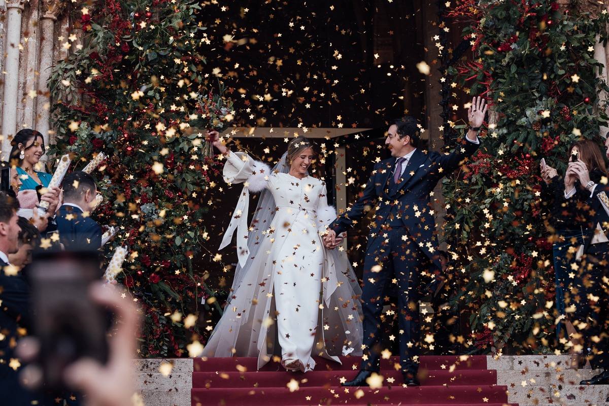 María y Sebas, convertidos ya en marido y mujer, a la salida de la iglesia bajo una lluvia de confeti.