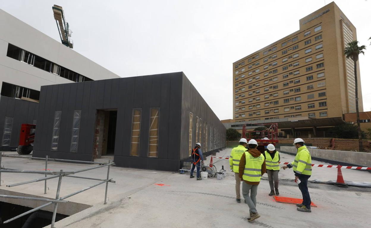 Trabajos en el futuro centro de salud, con uno de los edificios del antiguo hospital al fondo. 