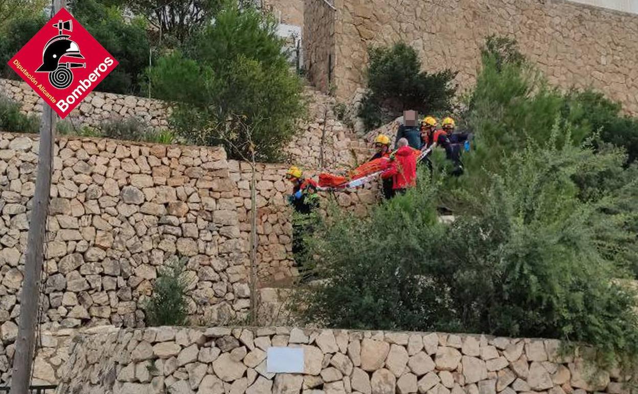 Los efectivos de rescate porteando al herido. 