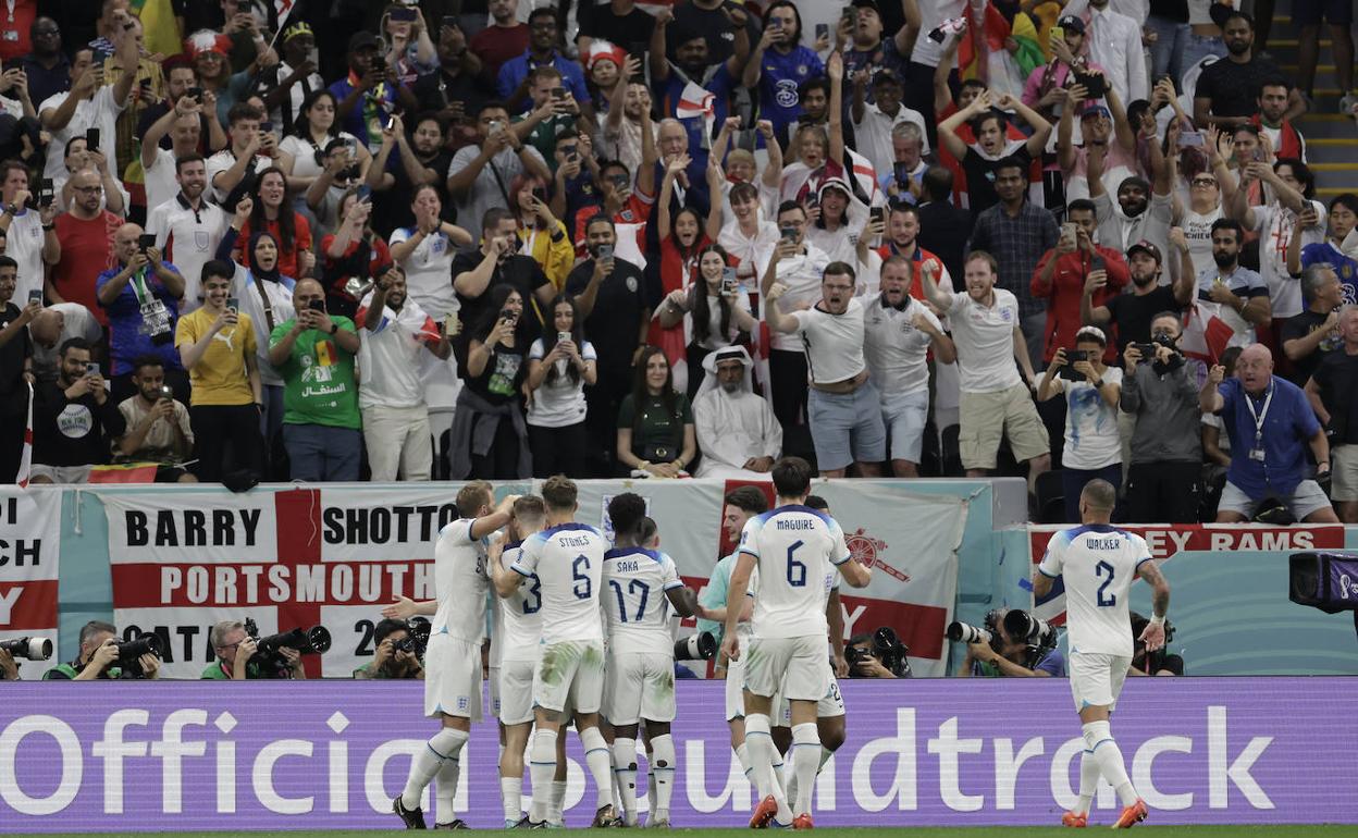 Los jugadores de la selección inglesa celebran uno de sus goles frente a Senegal con su afición