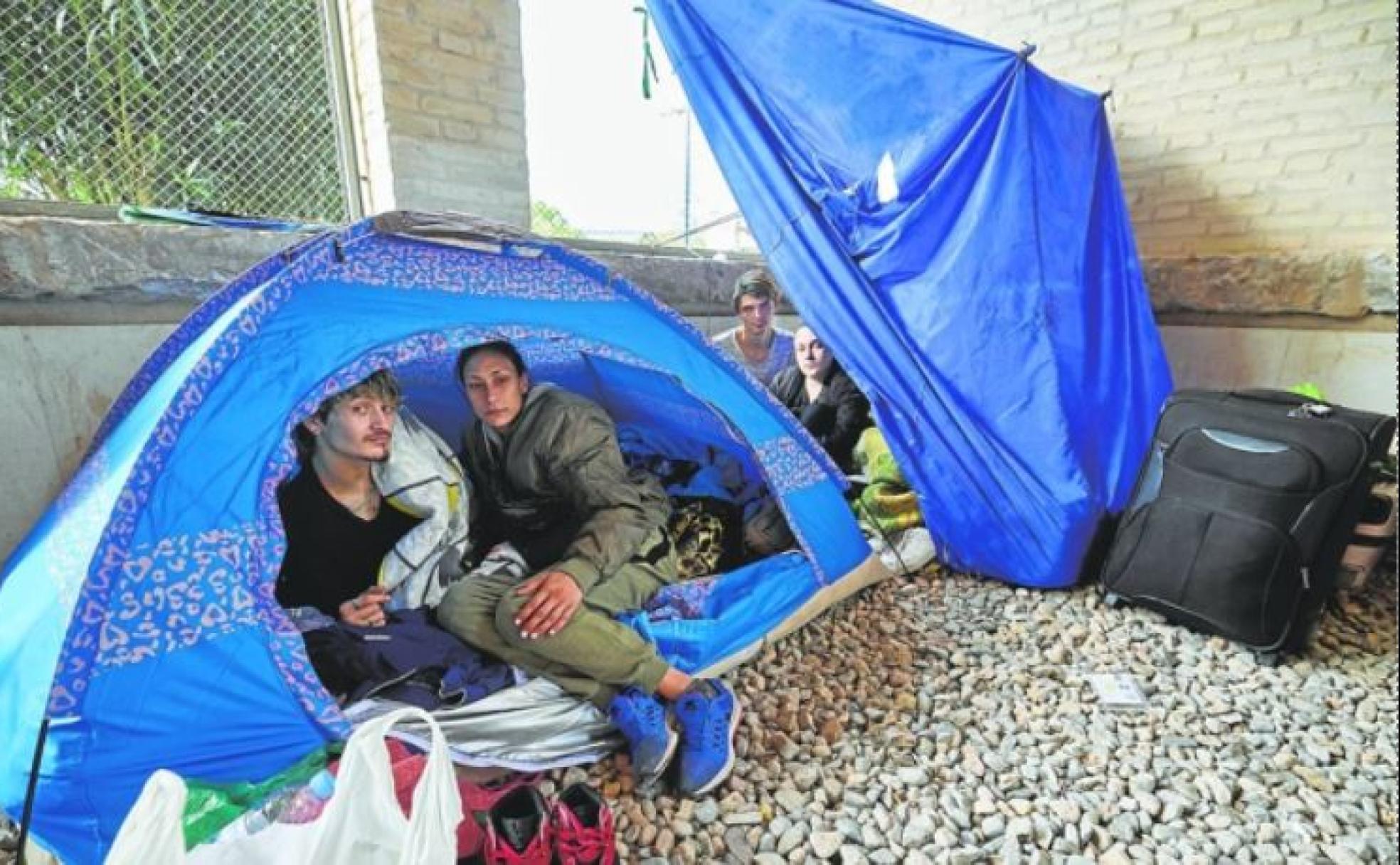 Las dos parejas acampan juntas en la nave. 