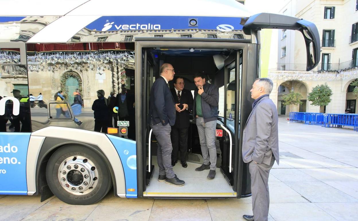 El alcalde, Luis Barcala, y el concejal Manuel Villar, en el interior de un autobús eléctrico. 