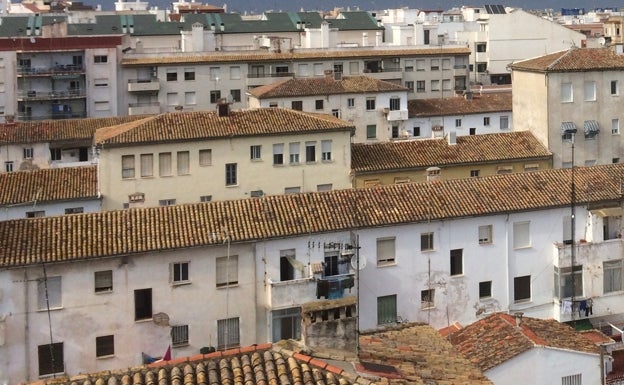 Imagen principal - Varias calles de las Casas de los Ferroviarios de Gandia; el alcalde con las ediles Victoria y Rodríguez, y  una esquina de uno de los edificios. 