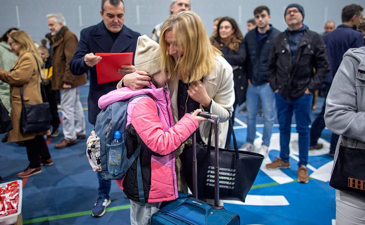 Llegada a Valencia de los niños con sus familias de acogida 