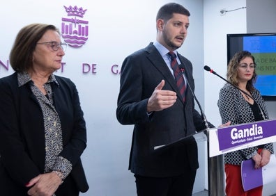 Imagen secundaria 1 - Varias calles de las Casas de los Ferroviarios de Gandia; el alcalde con las ediles Victoria y Rodríguez, y  una esquina de uno de los edificios. 