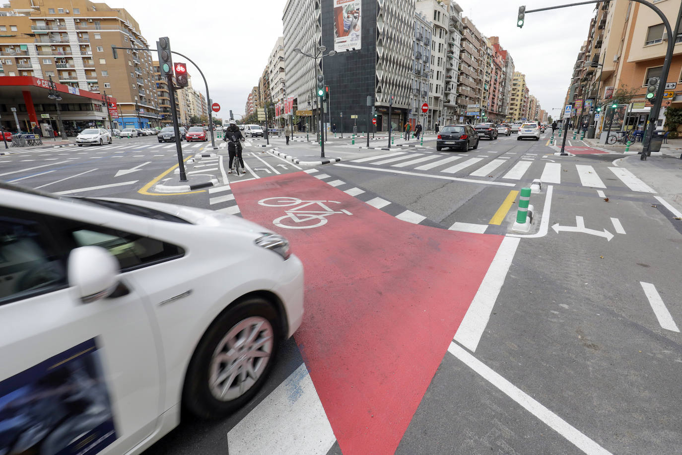 Fotos: El cruce psicodélico de la avenida del Cid