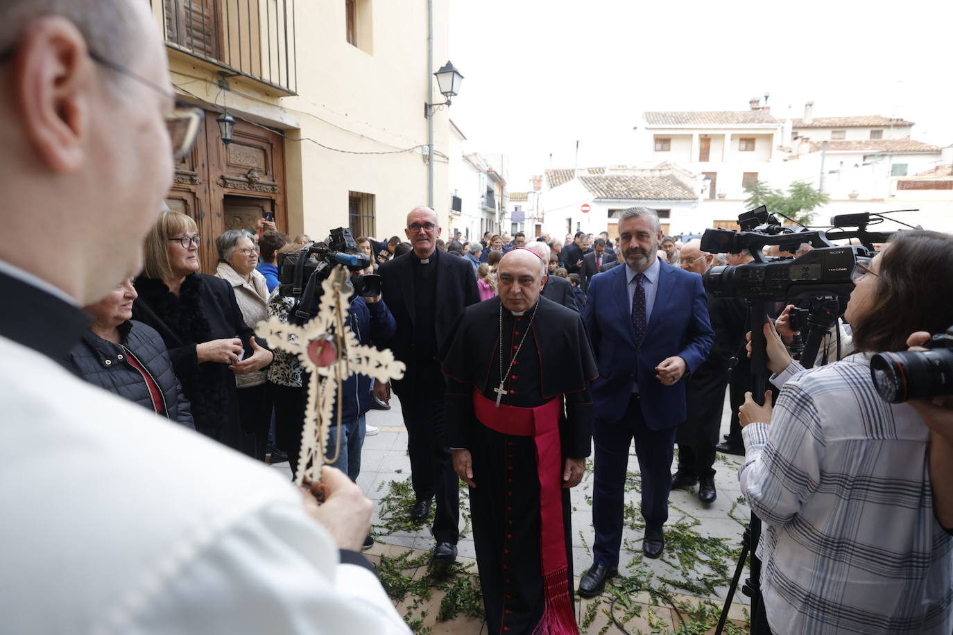 El nuevo arbobispo de Valencia recorre varios municipios y lugares emblemáticos antes de su toma de posesión. 