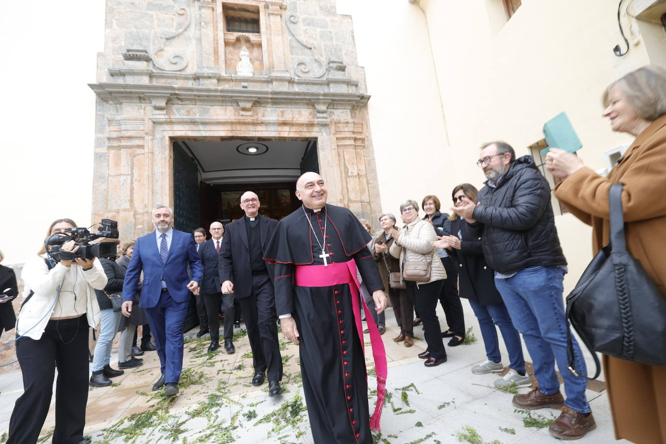 El nuevo arbobispo de Valencia recorre varios municipios y lugares emblemáticos antes de su toma de posesión. 