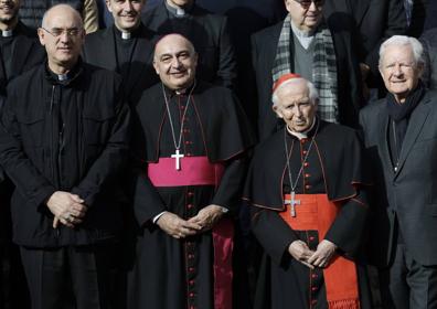 Imagen secundaria 1 - El primer contacto entre el cardenal Cañizares y el nuevo Arzobispo ha sido en el Seminario Mayor La Inmaculada de Moncada. 