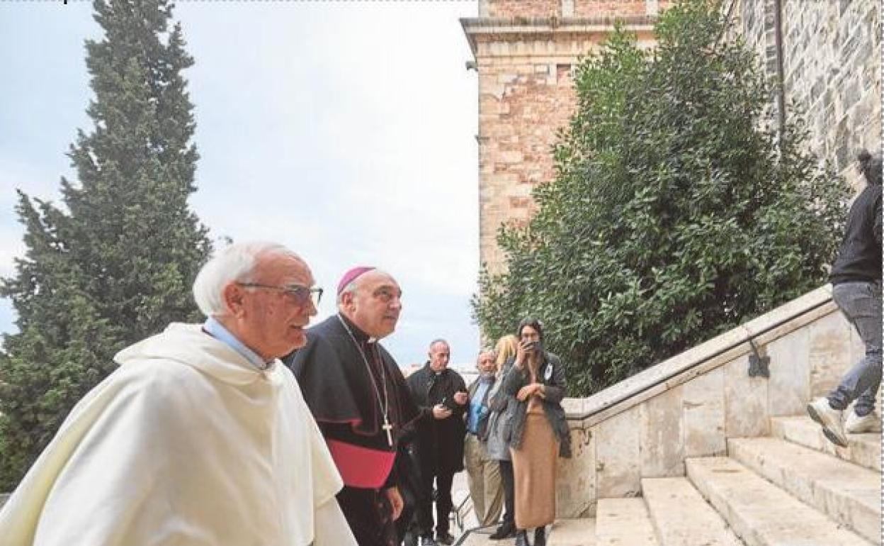 El nuevo arzobispo asciende por la empinada escalinata del monasterio de Santa María de El Puig. 