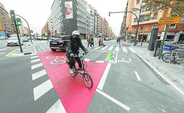 Carril bici de de la avenida del Cid, en el cruce con Pérez Galdós. 