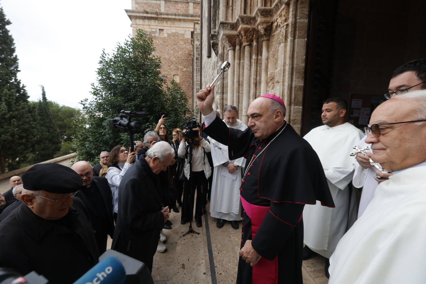 El nuevo arzobispo de Valencia ha visitado el monasterio de El Puig. 