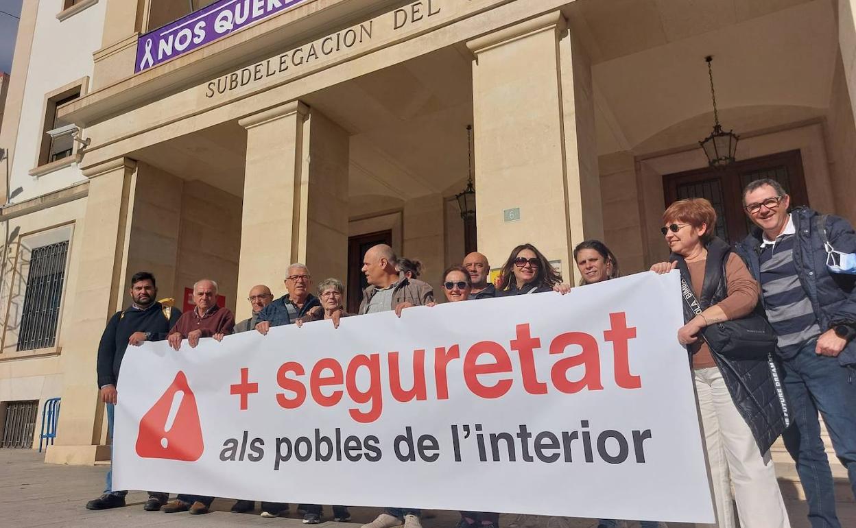 Protesta frente al Ayuntamiento de Xaló.