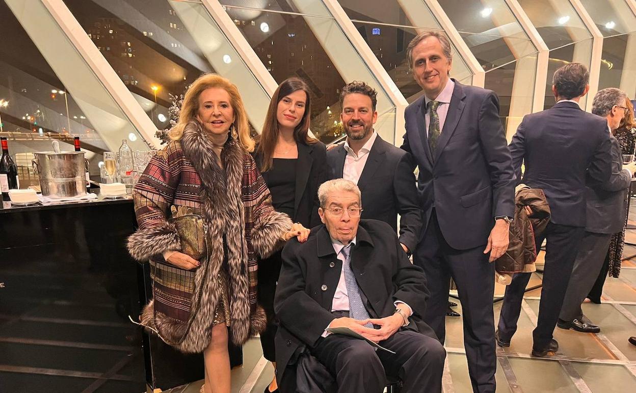 Mayrén Beneyto, la violinista Marta Wasilewicz, el director musical de Les Arts, James Gaffigan, Ramón Almazán y Pablo Font de Mora, presidente del patronato del Palau.