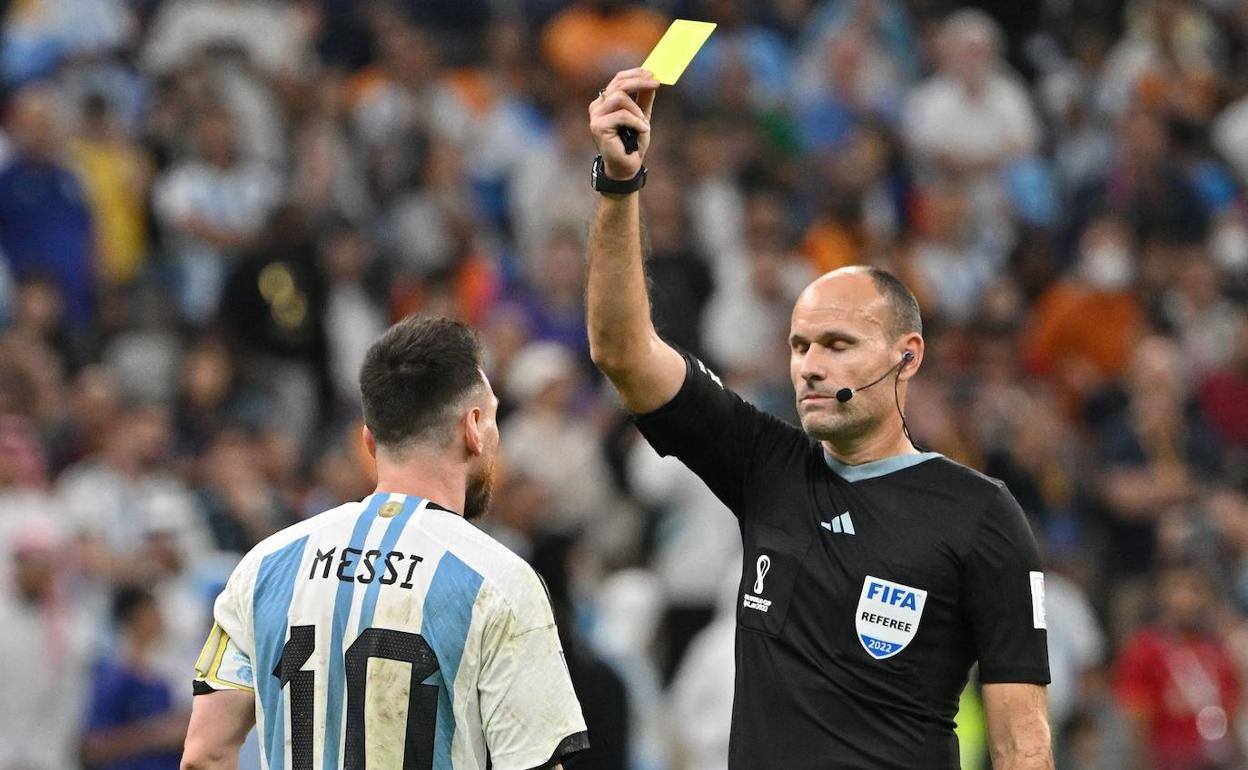 Mateu Lahoz amonesta a Messi durante el partido entre Argentina y Países Bajos.