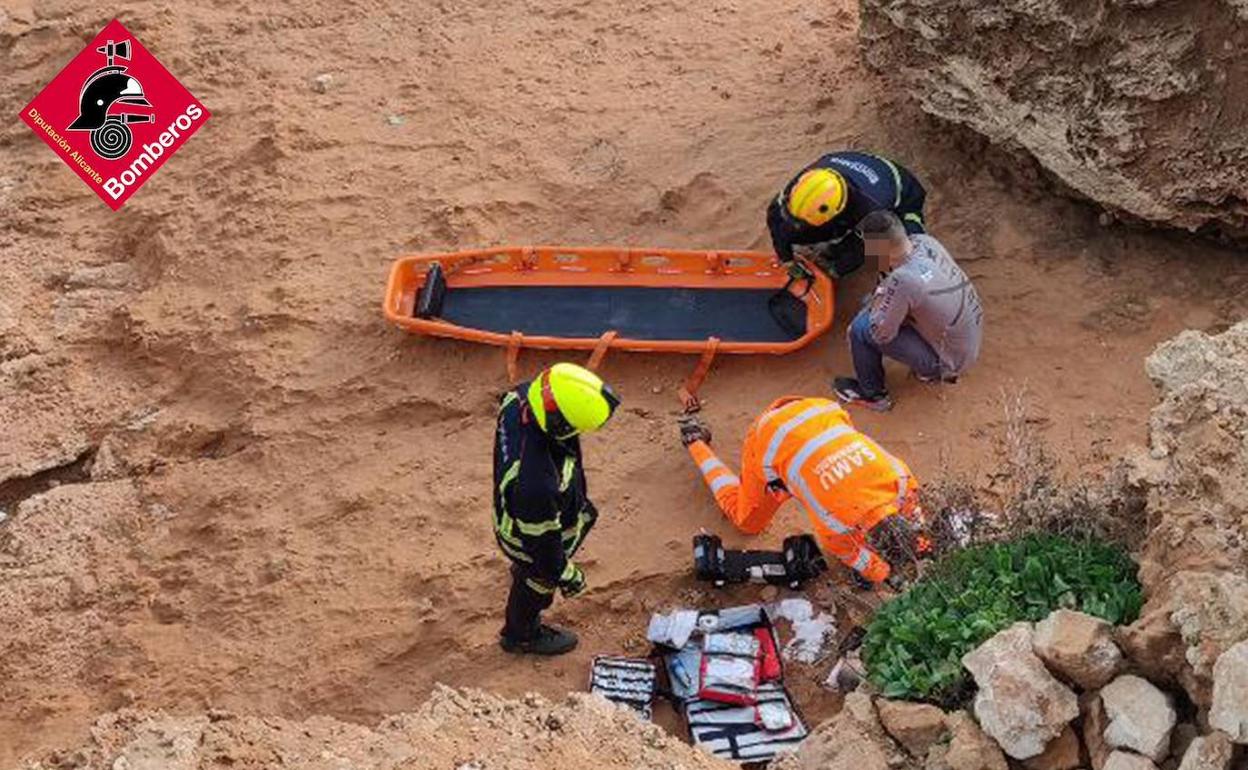 Un instante del rescate, este viernes en la cala Redona de Torrevieja. 