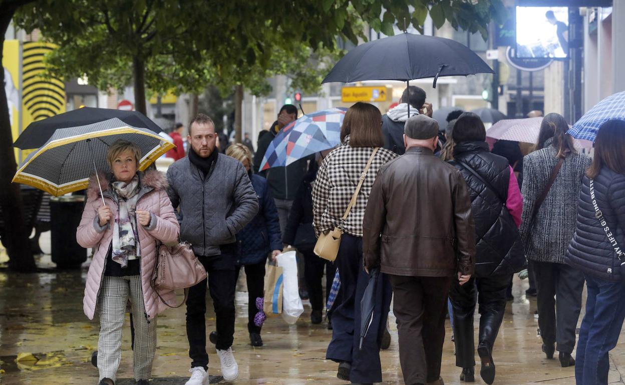 La calle Colón, una de las zonas más concurridas pese a la lluvia. 