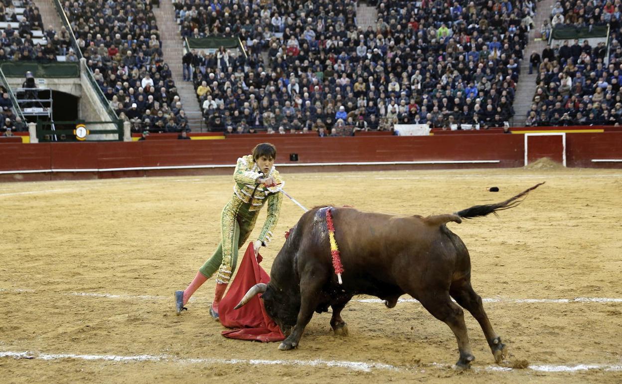 Roca Rey entra a matar en una corrida celebrada en Valencia. 