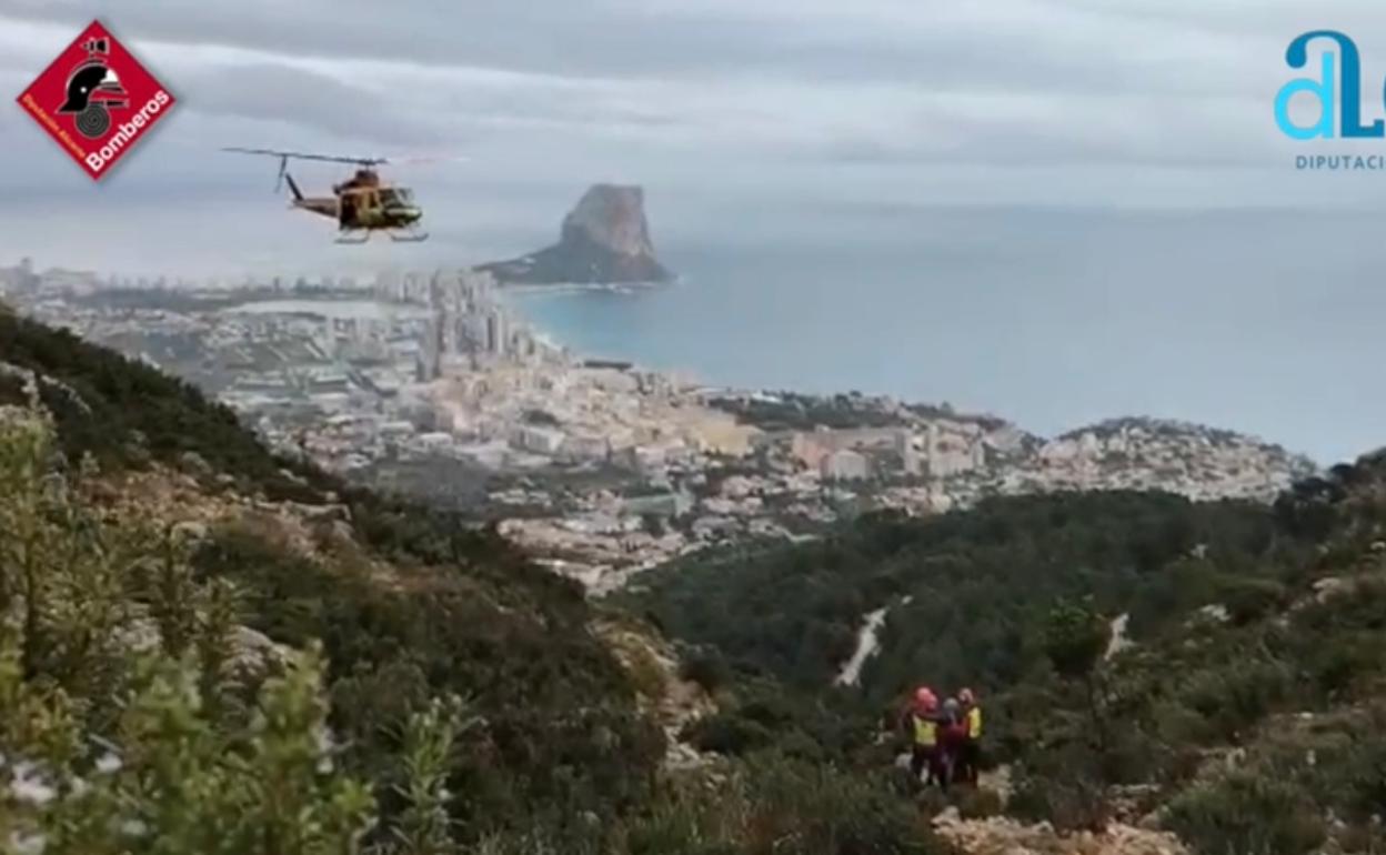 Momento del rescate del corredor lesionado, con el peñón de Ifach al fondo. 