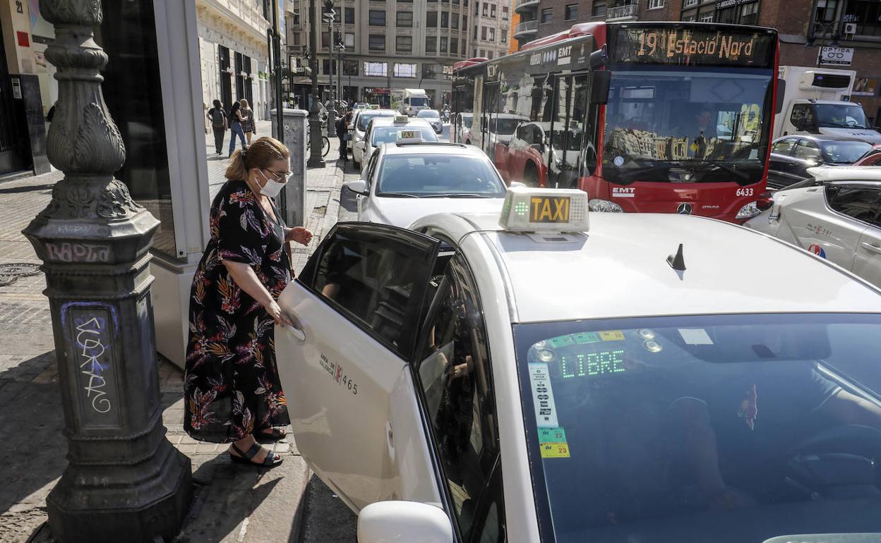 Parada de taxis en el centro de Valencia. 