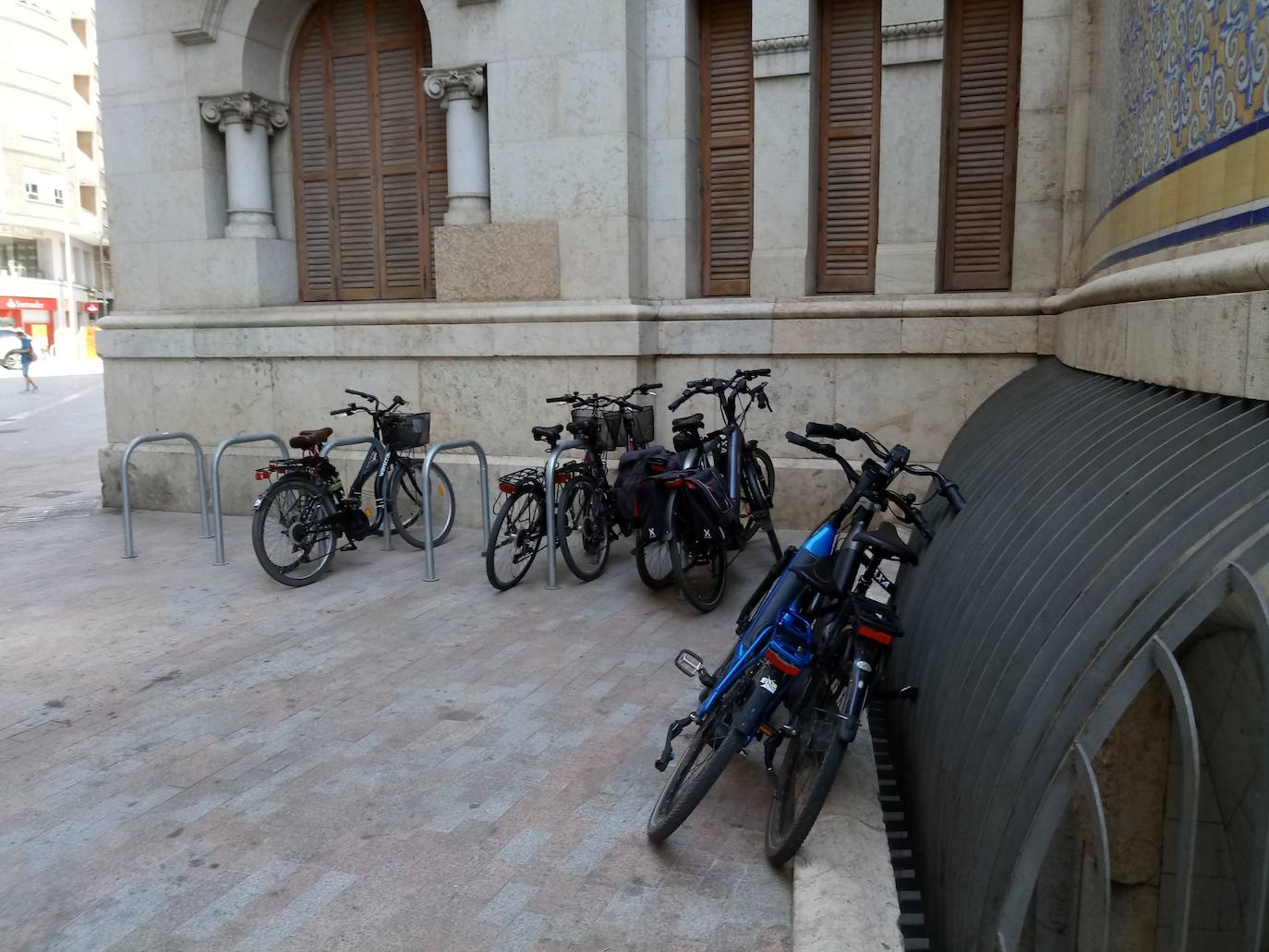 Fotos: El Síndic reclama que se quite todo el mobiliario pegado al Mercado Central