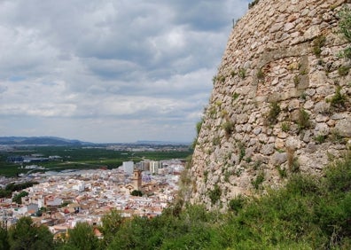 Imagen secundaria 1 - Diferentes perspectivas del castillo de Santa Ana de Oliva. 