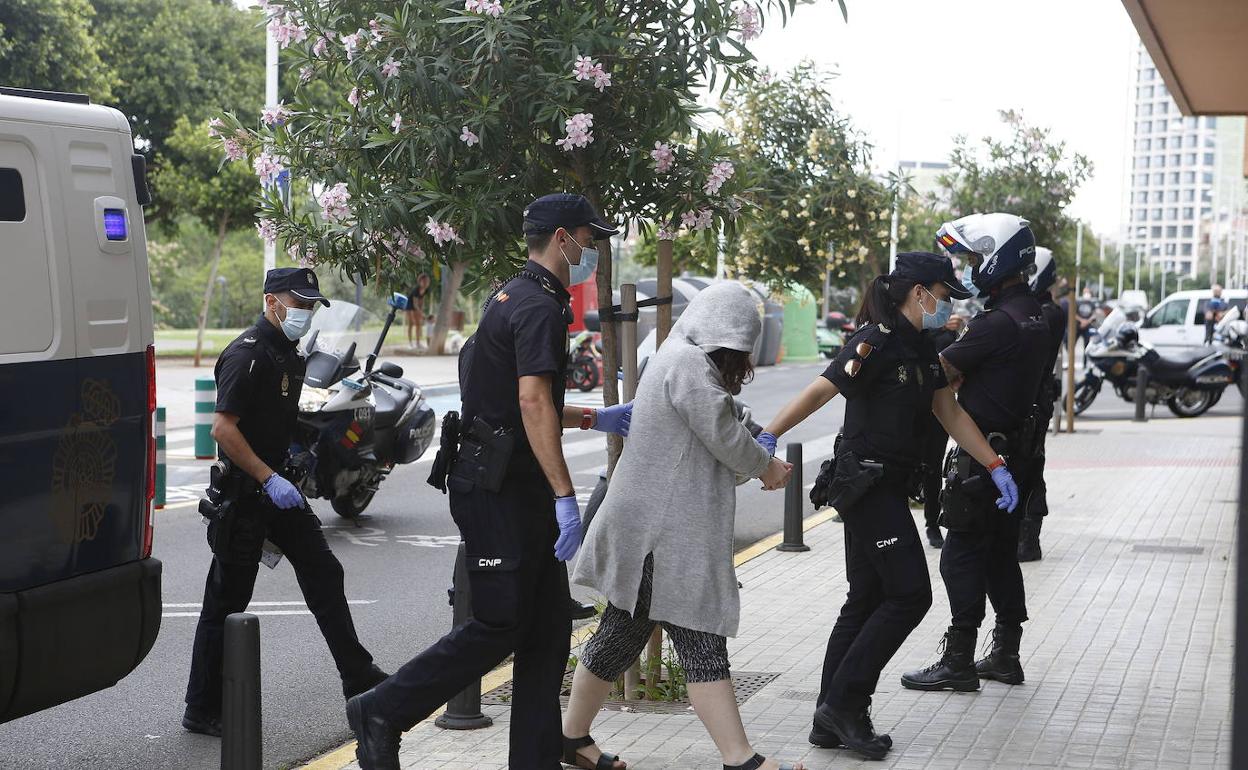 Beatriu, la mujer acusada de asesinar a su marido con una enfermedad degenerativa, escoltada por la Policía. 