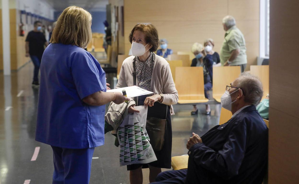 Personal sanitario atiende a una usuaria de un centro de salud valenciano.