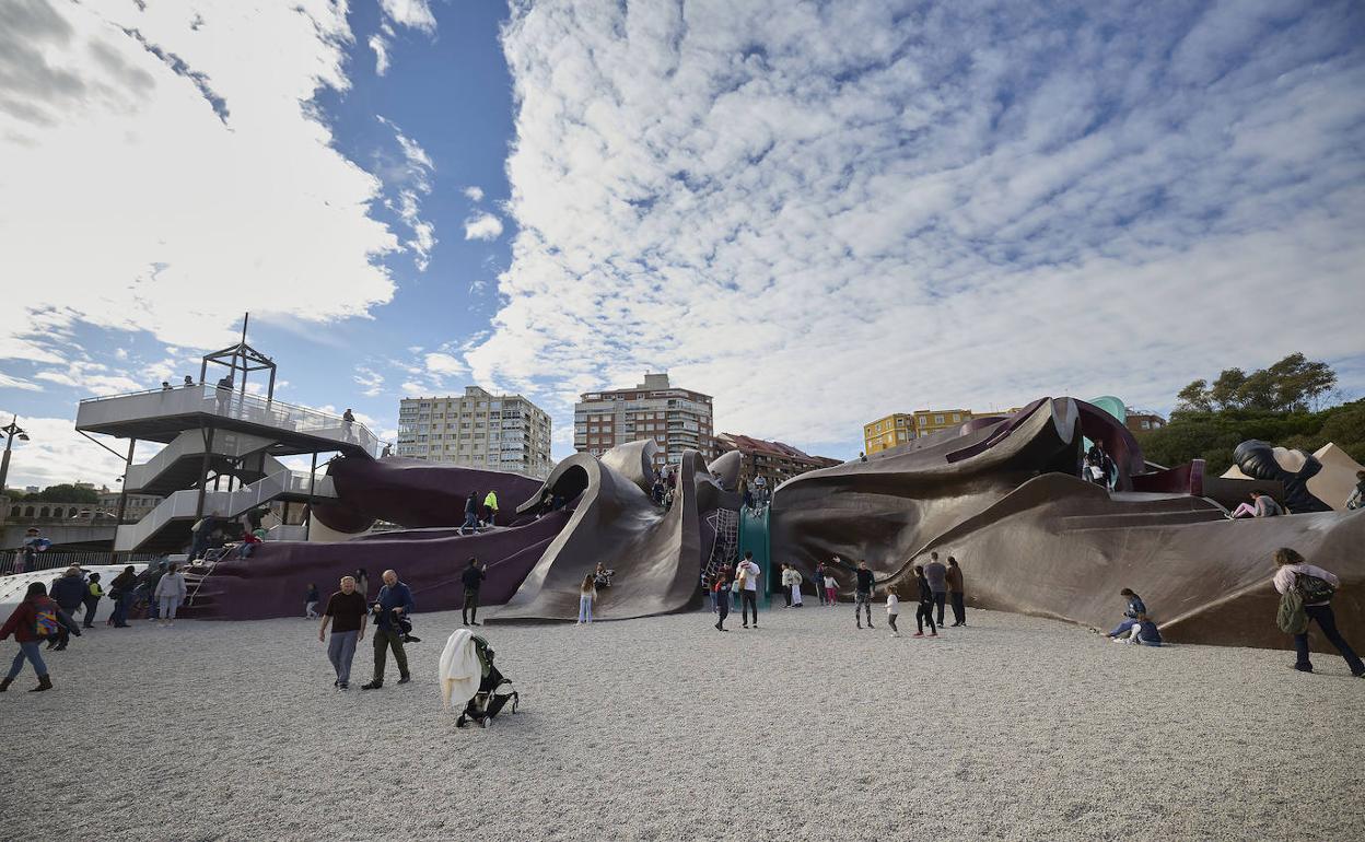 Parque Gulliver, donde han aparecido daños sólo un mes después de rehabilitar la figura. 