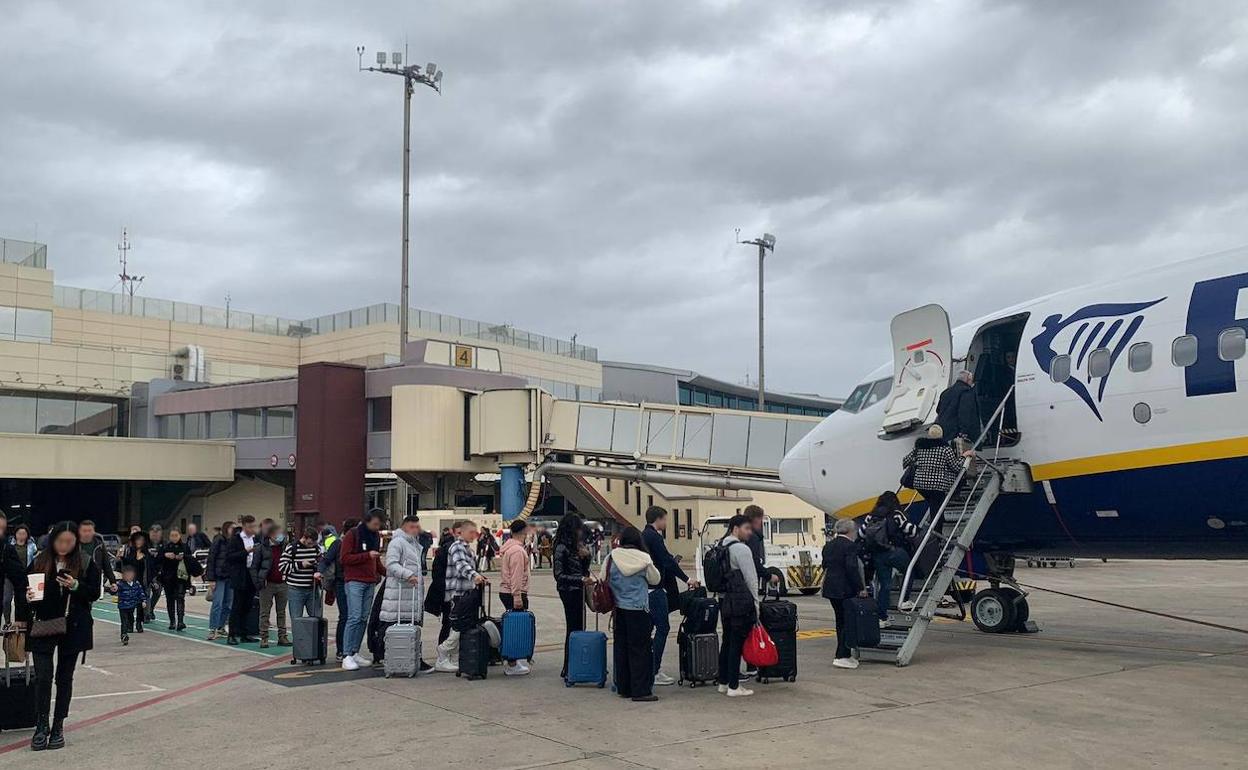 Los pasajeros embarcando en el avión a Milán. 