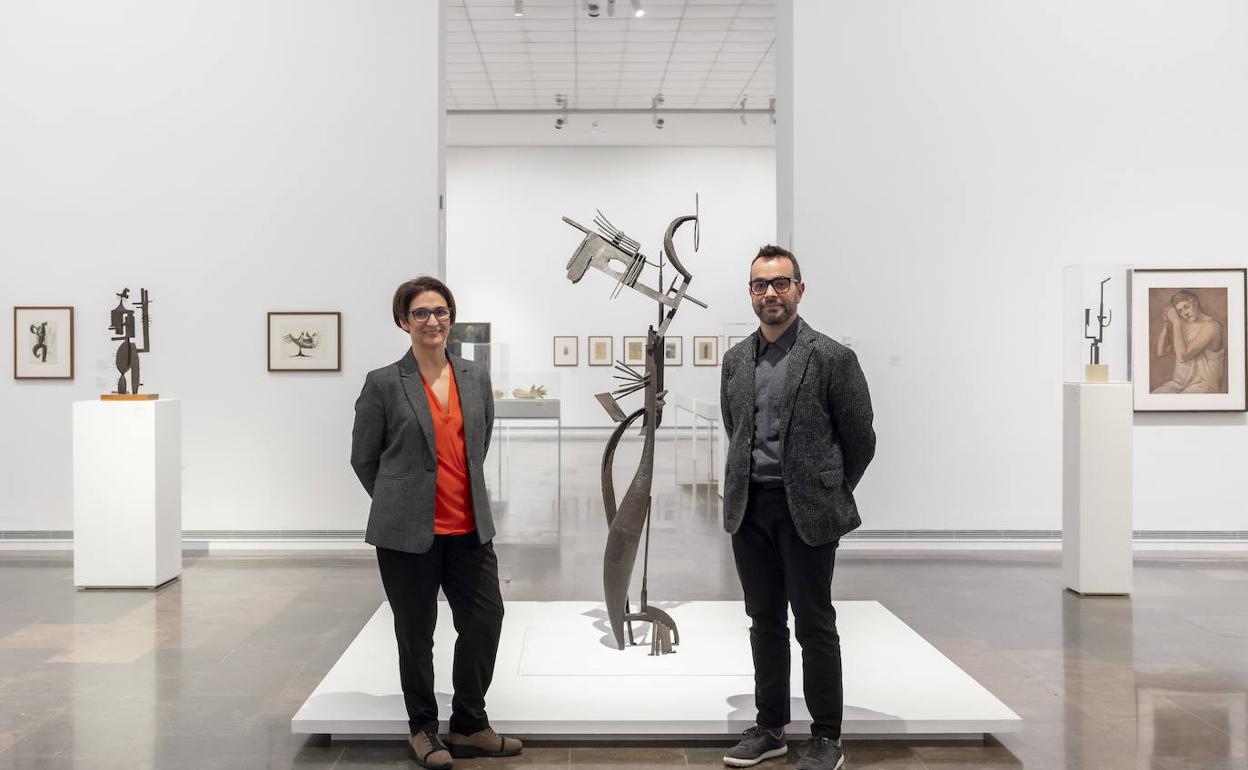 La directora del IVAM, Nuria Enguita, con el secretario autonómico de Cultura, Ximo López Camps. 