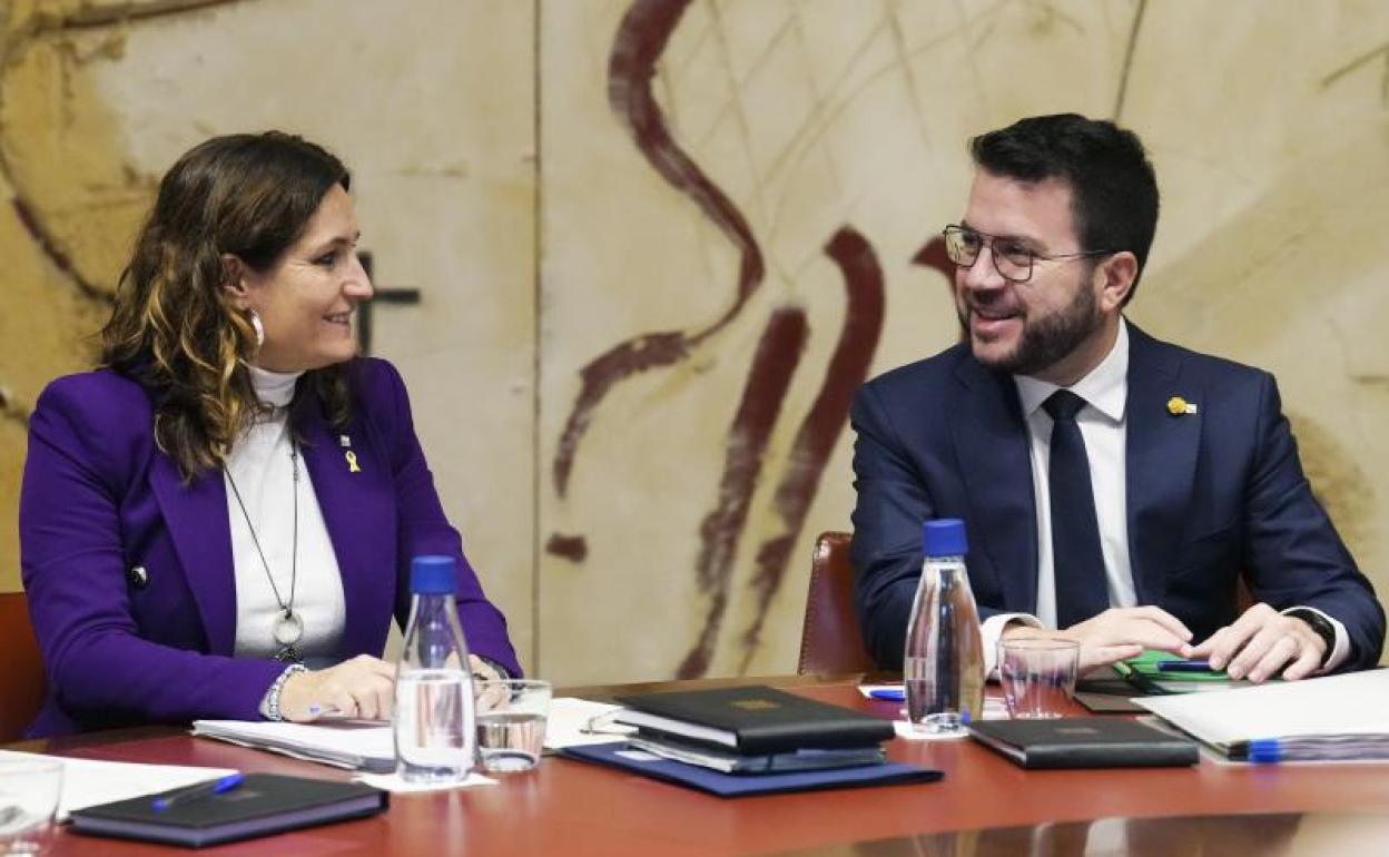 El presidente de la Generalitat, Pere Aragonés acompañado por la consellera de Presidencia, Laura Vilagrá en la reunión de este martes.