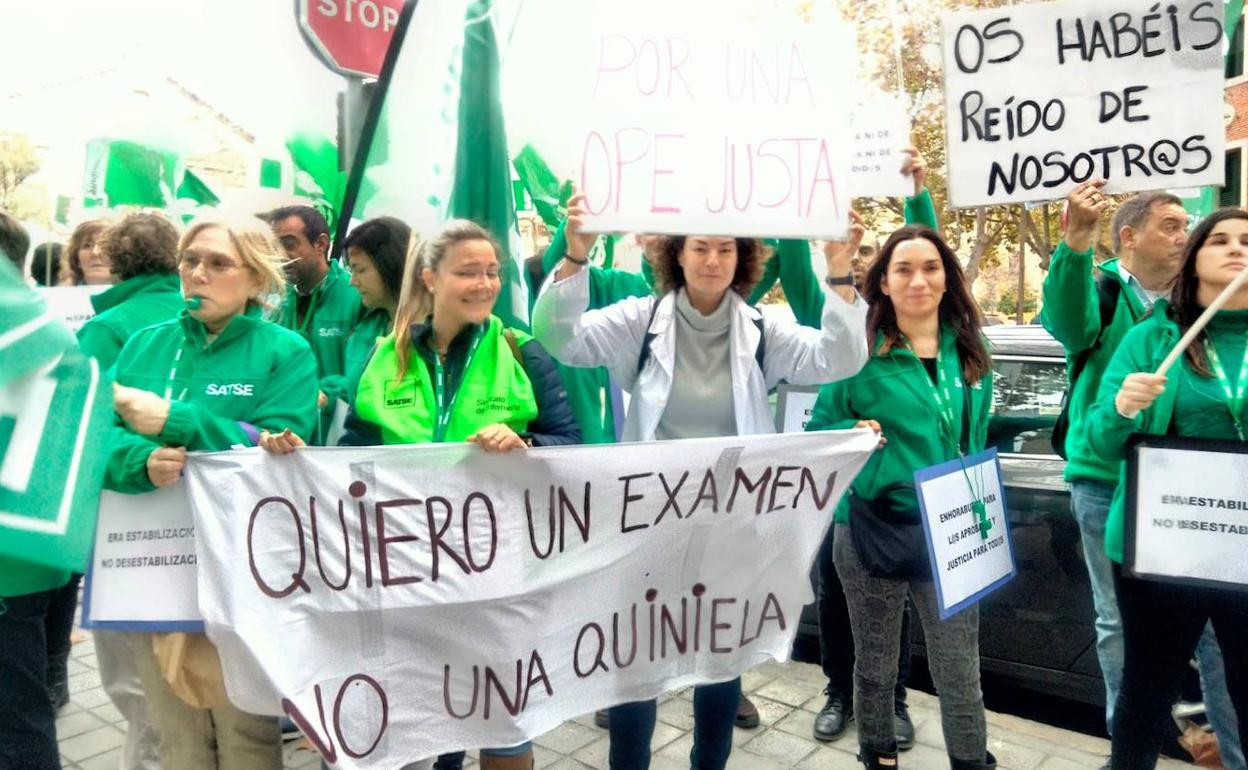 Un momento de la protesta frente a la sede de la Conselleria de Sanidad, este martes.