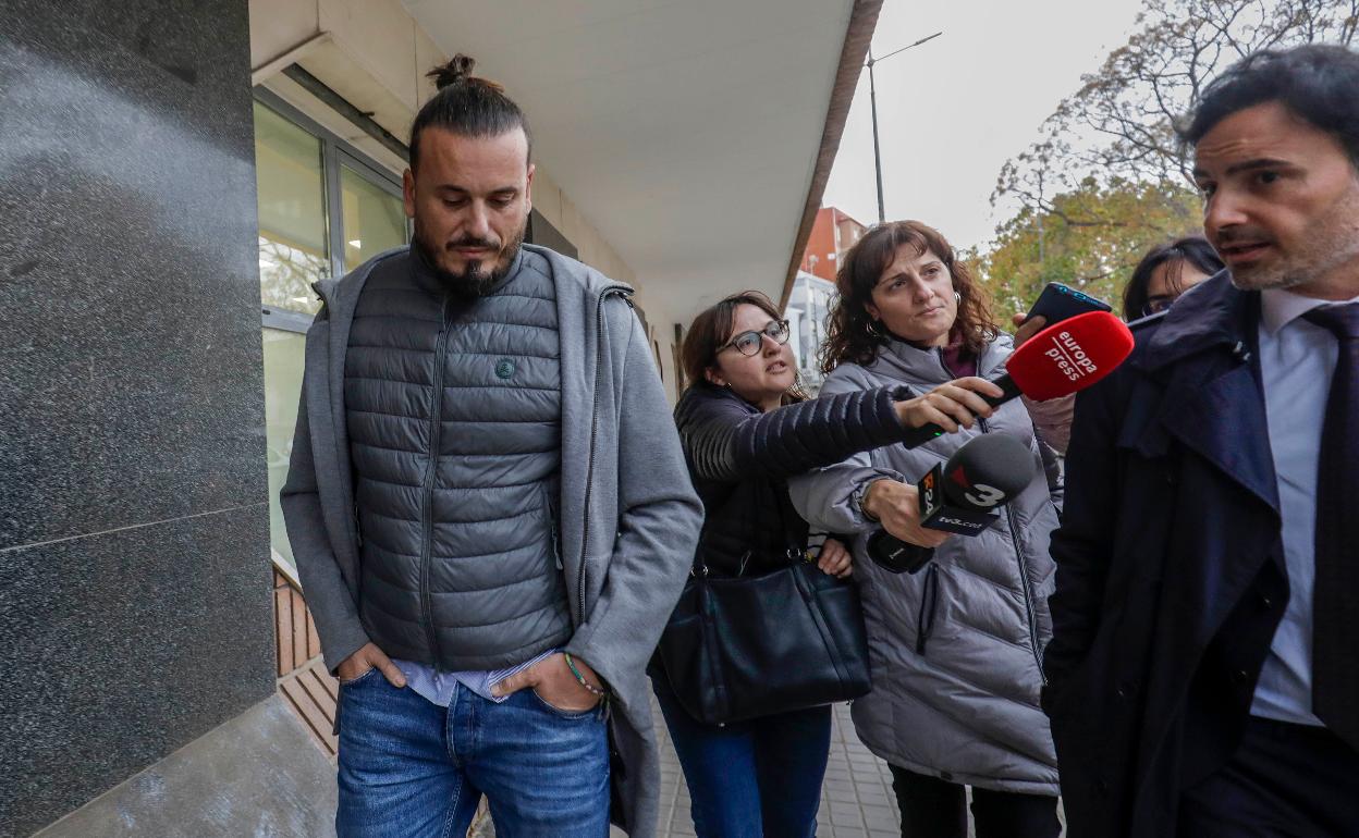 El director del festival, a la izquierda, junto a su abogado a la salida del juzgado. 