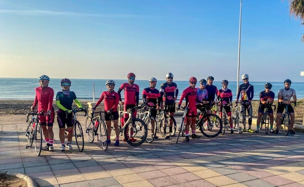 Componentes del grupo, en una salida en bicicleta junto al mar. 