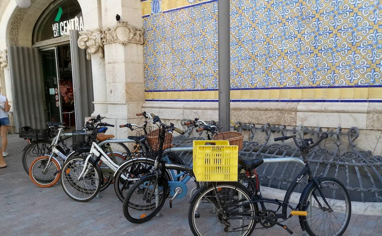 Aparcamiento de bicis junto a la fachada del Mercado Central. 