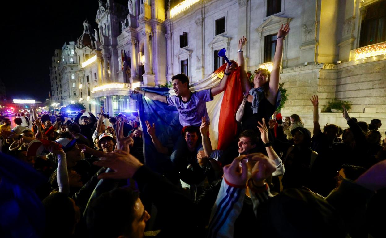 Un numeroso grupo de jóvenes franceses toman la zona del balcón del Ayuntamiento. 