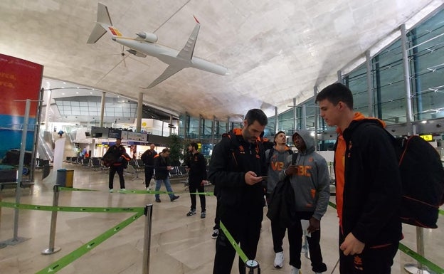 La plantilla del Valencia Basket esperando subir al avión con destino Alemania. 