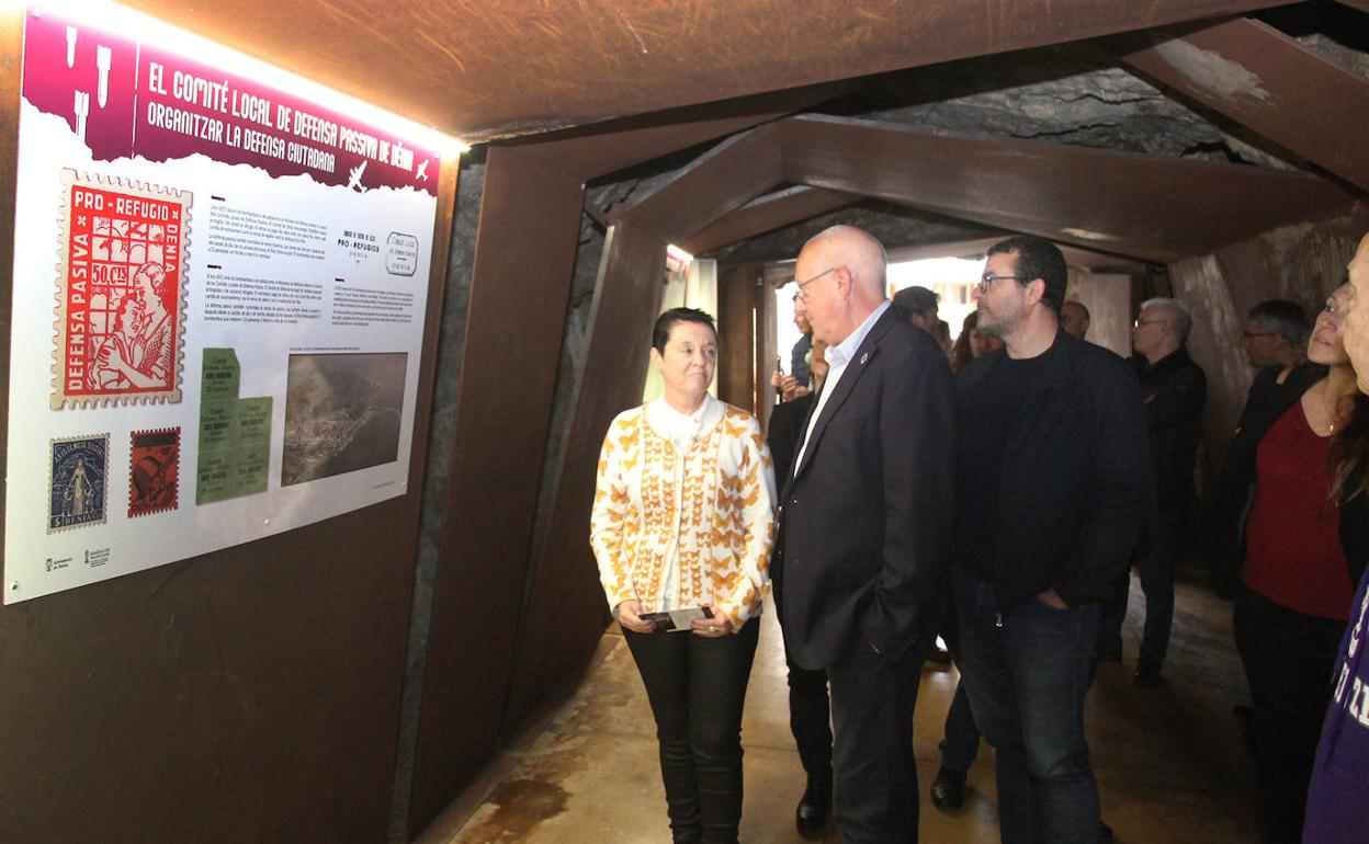 Las autoridades contemplando uno de los paneles colocados en el túnel. 