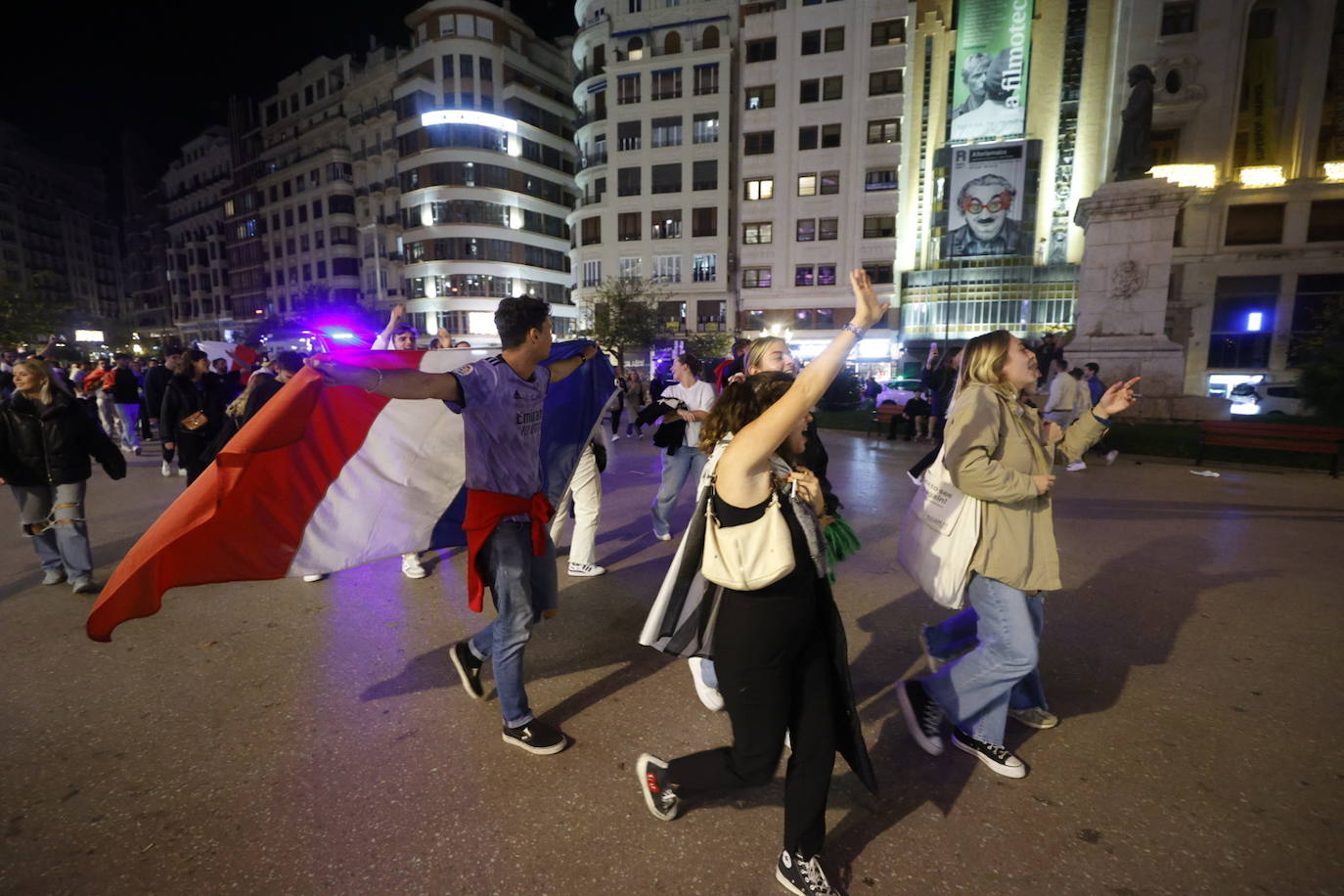 Fotos: La afición francesa celebra el paso a la final en la plaza del Ayuntamiento