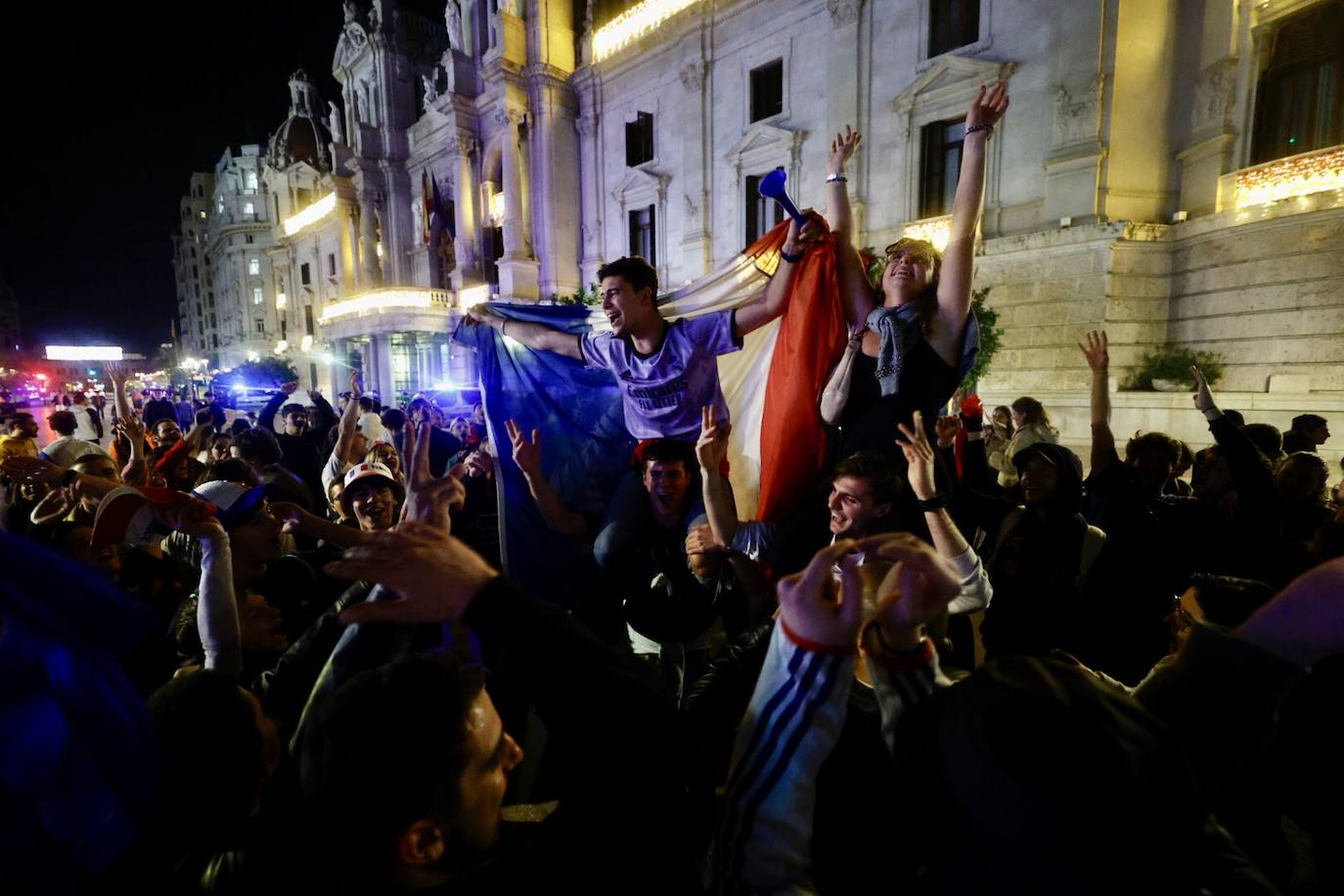 Fotos: La afición francesa celebra el paso a la final en la plaza del Ayuntamiento