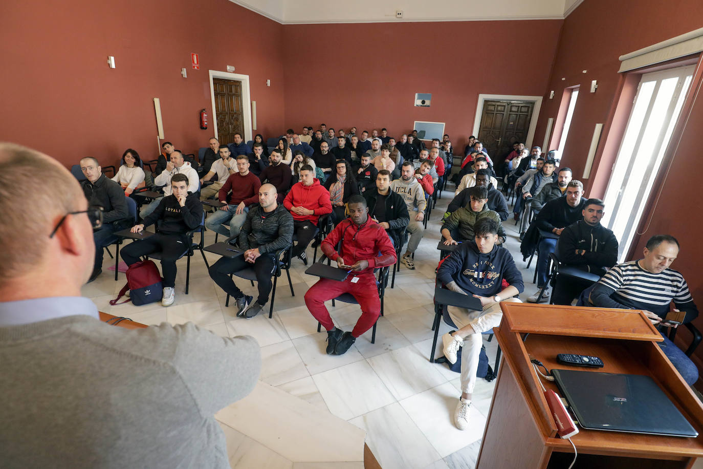 Fotos: Así ha sido el examen para portero de discoteca en Valencia